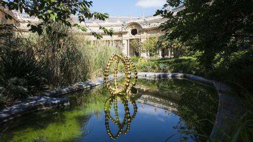 Perles et briques de verre, lotus dorés, l'univers de Jean-Michel Othoniel au Petit Palais