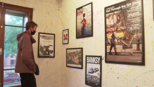 À Montpellier, une exposition du street artiste Banksy vient en aide aux migrants naufragés