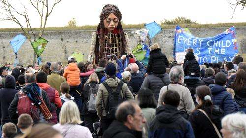 La marionnette Amal, porte-voix des enfants en exil, fait halte à Calais avant de boucler un périple de 8 000 km
