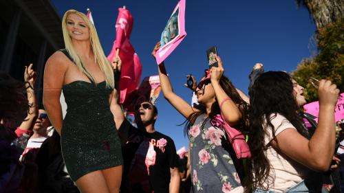 VIDEO. Libérée de sa tutelle, Britney Spears remercie les fans qui lui ont 