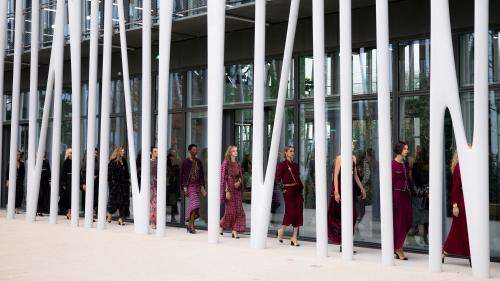 Défilé Chanel des métiers d'art au 19M à Paris, le nouvel espace dédié aux artisans du luxe