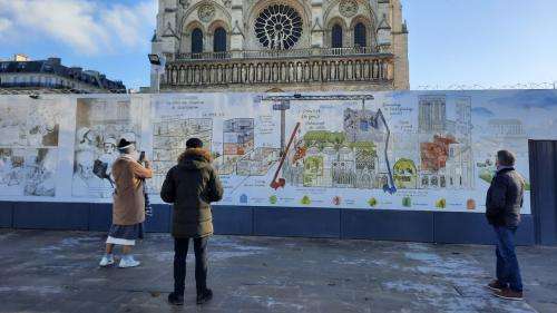 Sur le parvis de Notre-Dame de Paris, la bande dessinée raconte le chantier de la cathédrale