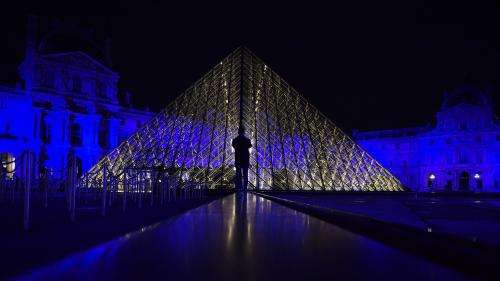 Présidence française de l'UE : le Louvre et de nombreux monuments en bleu pour quelques jours