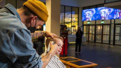 Pays-Bas : pour protester contre les restrictions sanitaires, des musées transformés en salons de coiffure éphémères