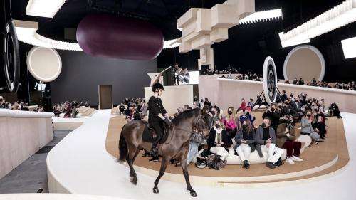 Chanel Haute Couture, printemps-été 2022 : un décor années 1920 et Charlotte Casiraghi à cheval pour un défilé en couleurs douces