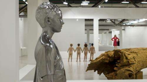 Les figures étranges du sculpteur américain Charles Ray pour la première fois à Paris, au Centre Pompidou et à la Bourse de Commerce