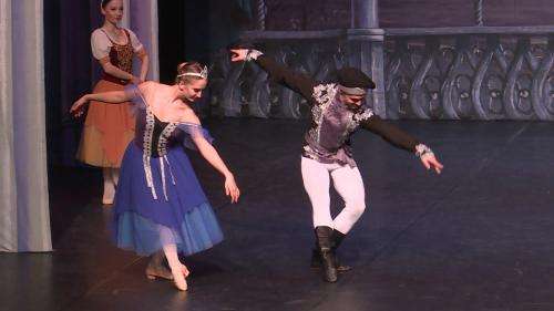Le Grand Ballet de Kiev termine ses dernières représentations en France et fait face à un avenir incertain.