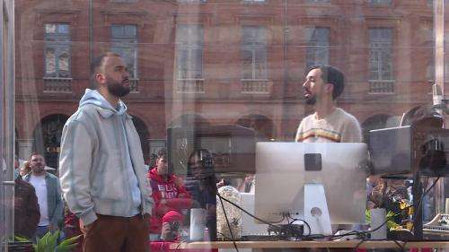 Les frères rappeurs Bigflo et Oli peaufinent leur nouvel album sur la place du Capitole, à  Toulouse