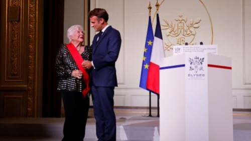 Line Renaud élevée à la dignité de Grand-croix de la Légion d'honneur lors d'une cérémonie à l'Élysée