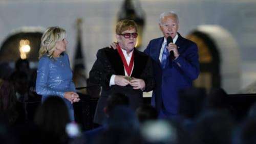 Elton John chante à la Maison Blanche et reçoit une décoration des mains de Joe Biden