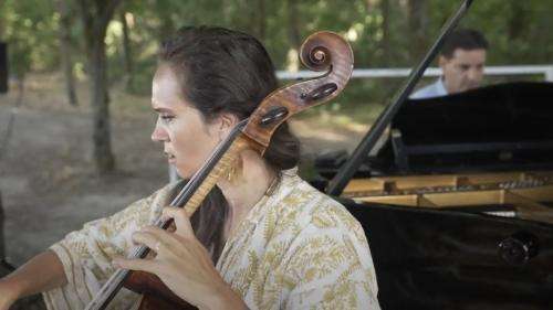 La violoncelliste Olivia Gay joue dans les bois pour sauver les forêts