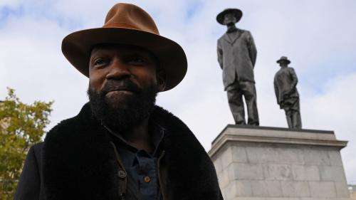 Une sculpture anti-colonialiste de l'artiste Samson Kambalu exposée à Trafalgar Square à Londres