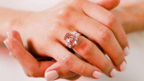 Hong Kong : un diamant rose vendu aux enchères pour près de 58 millions de dollars