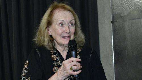 Annie Ernaux, prix Nobel de Littérature 2022, ovationnée à New York
