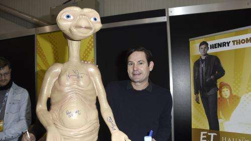 Henry Thomas, l’acteur qui jouait le petit garçon dans E.T., fête les 40 ans du film et raconte comment il a vécu ce succès