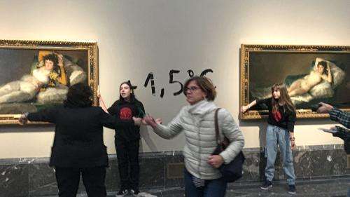 Espagne : deux militantes écologistes se collent la main sur des cadres de Goya au musée du Prado