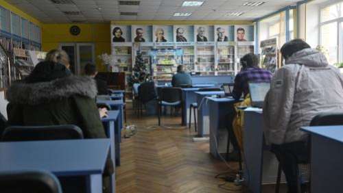 Ukraine : la bibliothèque municipale d'Irpin est devenue le cœur battant de cette ville martyre
