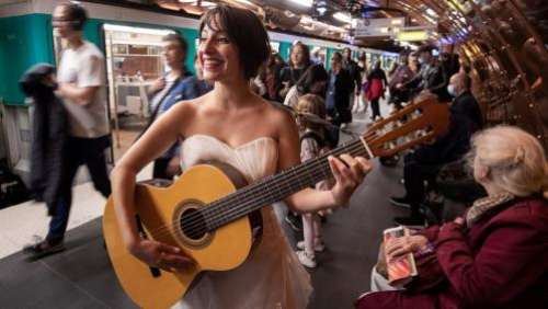 Eli Jadelot, chanteuse en robe de mariée dans le métro parisien