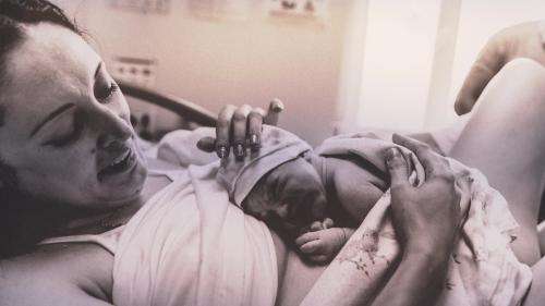 A Montpellier, la photographe ukrainienne Yuliya Sagan expose ses photos d’une maternité sous les bombes