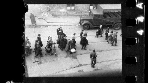 Retrouvées après 80 ans dans un grenier, 33 photos inédites prises en cachette dans le ghetto juif exposées à Varsovie