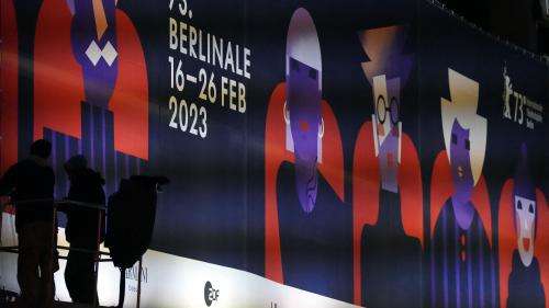 Anne Hathaway, Kristen Stewart, Volodymyr Zelensky... Glamour et politique pour l'ouverture de la Berlinale