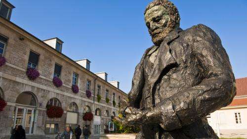 Dégradation de la statue de Victor Hugo : les deux auteurs condamnés à des travaux d'intérêt général