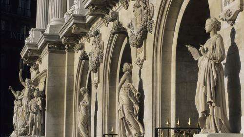 L'Opéra Garnier refait sa façade mais reste ouvert au public