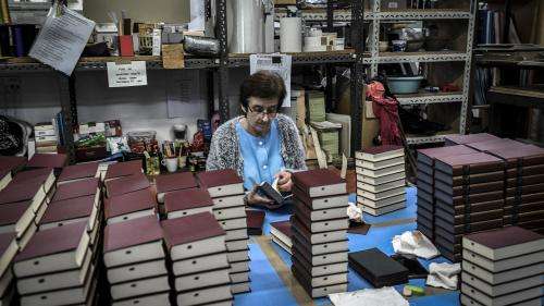 La fabrication des livres de la Pléiade, un savoir-faire qui perdure depuis plus de 90 ans