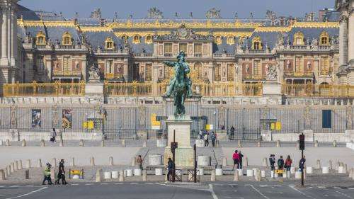 Grèves en France : le Château de Versailles, la Tour Eiffel et l'Arc de Triomphe fermés au public