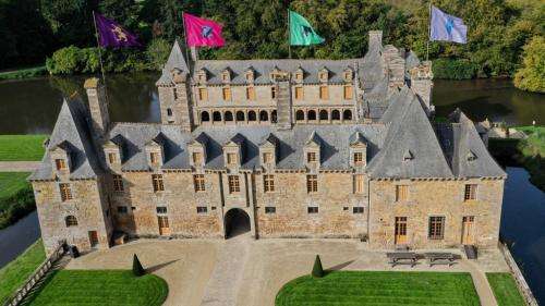 Une école de sorcellerie et de magie rouvre ses portes cet été au château du Rocher Portail en Ille-et-Vilaine.
