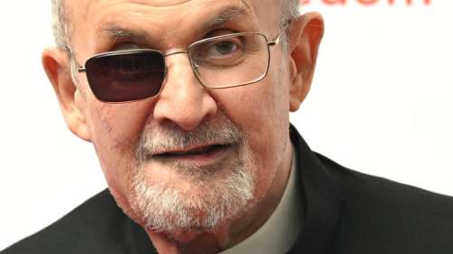 Etats-Unis : l'écrivain Salman Rushdie réapparaît en public, neuf mois après avoir été victime d'une attaque au couteau