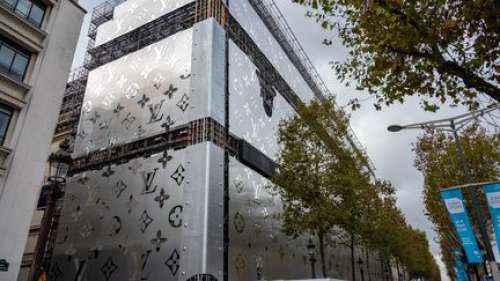 Une bâche publicitaire géante sur un futur magasin Louis Vuitton des Champs-Élysées divise la mairie de Paris et les écologistes