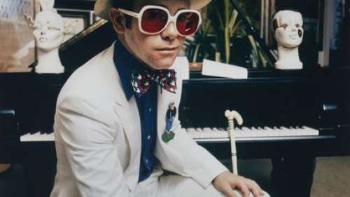 Des bottes à plateforme, un piano, un Banksy : Elton John met des objets aux enchères chez Christie's à New York