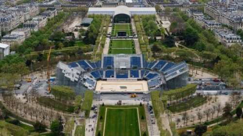 Paris 2024 : aux pieds des monuments parisiens, les stades temporaires prennent forme