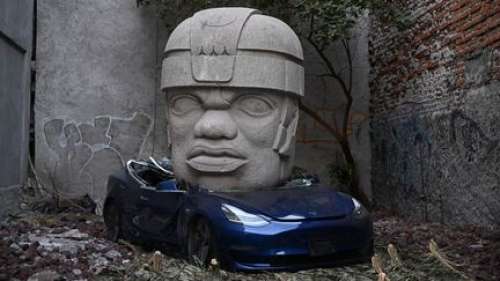 Un artiste mexicain écrase une voiture Tesla avec une sculpture monumentale pour provoquer Elon Musk