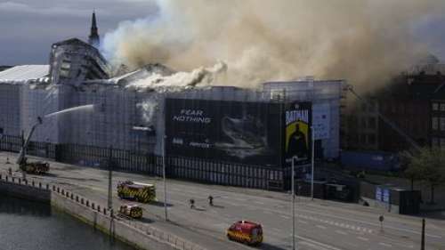 Incendie spectaculaire à la vieille Bourse de Copenhague, considérée comme un 