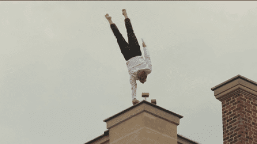 Culture : des acrobates se produisent sur le toit du Palais Royal