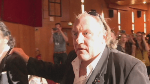 Culture : Gérard Depardieu met sa Légion d'honneur 