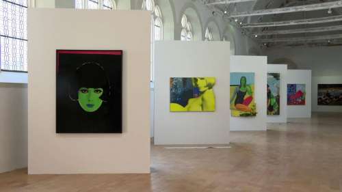 Warhol, Avedon, Niki de Saint Phalle, Martial Raysse, l’esprit des sixties de la Collection Pinault fait swinguer le Couvent des Jacobins de Rennes