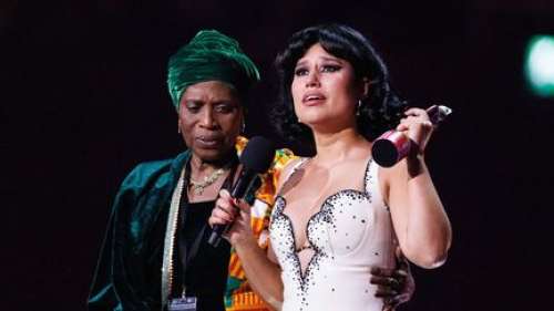 Brit Awards : la chanteuse Raye triomphe avec six trophées, un record