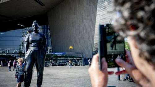 À Rotterdam, la statue d’une adolescente en jogging et baskets bouscule les normes de la représentation