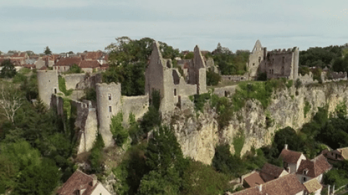 Patrimoine : à la découverte de la forteresse perchée du village d'Angles-sur-l'Anglin