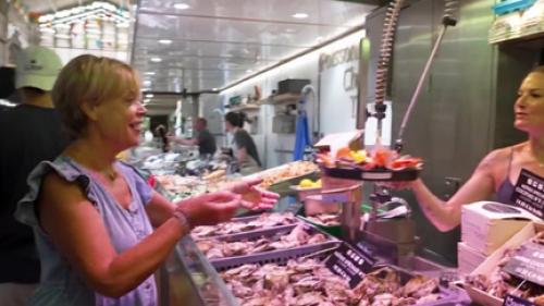 La Rochelle : au cœur des Halles, les fruits de mer remplissent les allées