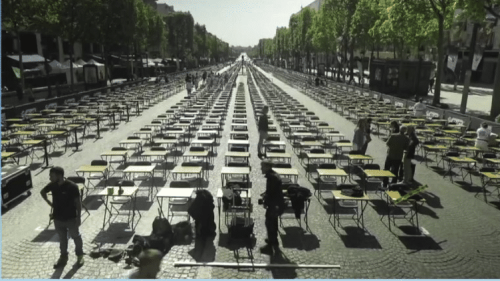 Paris : la dictée géante des Champs-Élysées espère battre des records