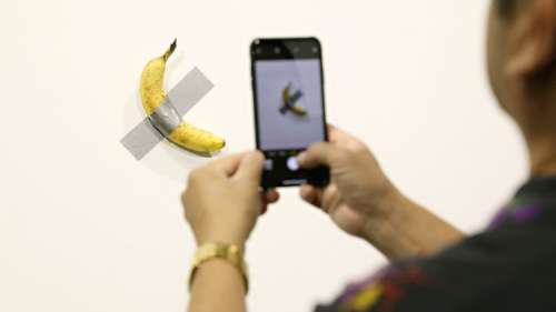 Corée du Sud : un étudiant mange la banane qui faisait partie d'une œuvre de l'artiste Maurizio Cattelan