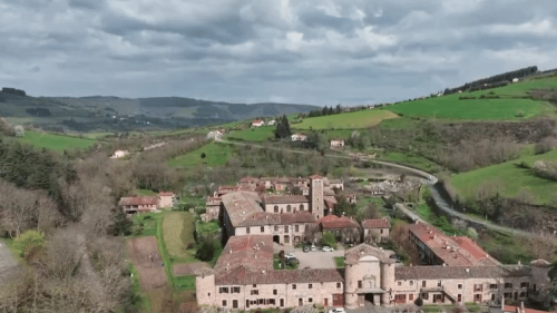 Sainte-Croix-en-Jarez : son ancien monastère devenu un village à part entière