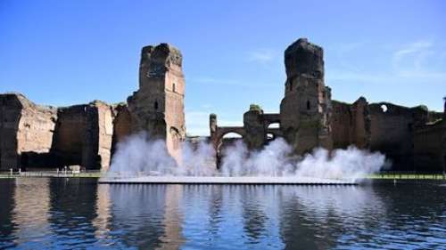 À Rome, un bassin moderne offre de nouveaux reflets sur les thermes antiques de Caracalla