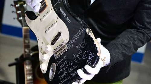 Une guitare de Kurt Cobain brisée sur scène, vendue 600 000 dollars