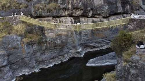 Au Pérou, la restauration du pont Q'eswachaka, dernier pont suspendu inca au monde