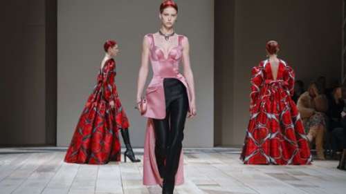 Paris Fashion Week été 2024 : le défilé de Balmain après le vol de sa collection et le dernier show de Sarah Burton pour McQueen, très attendus